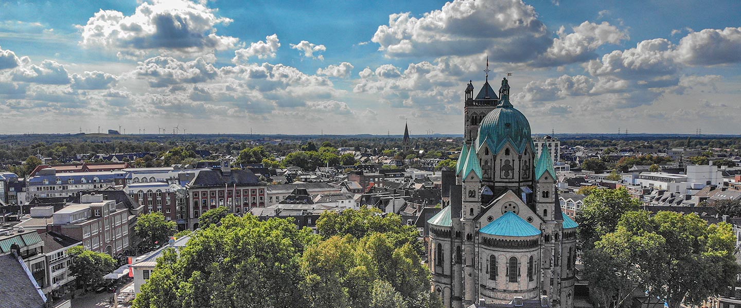 moderne Blitzer-Anlage am Straßenrand
