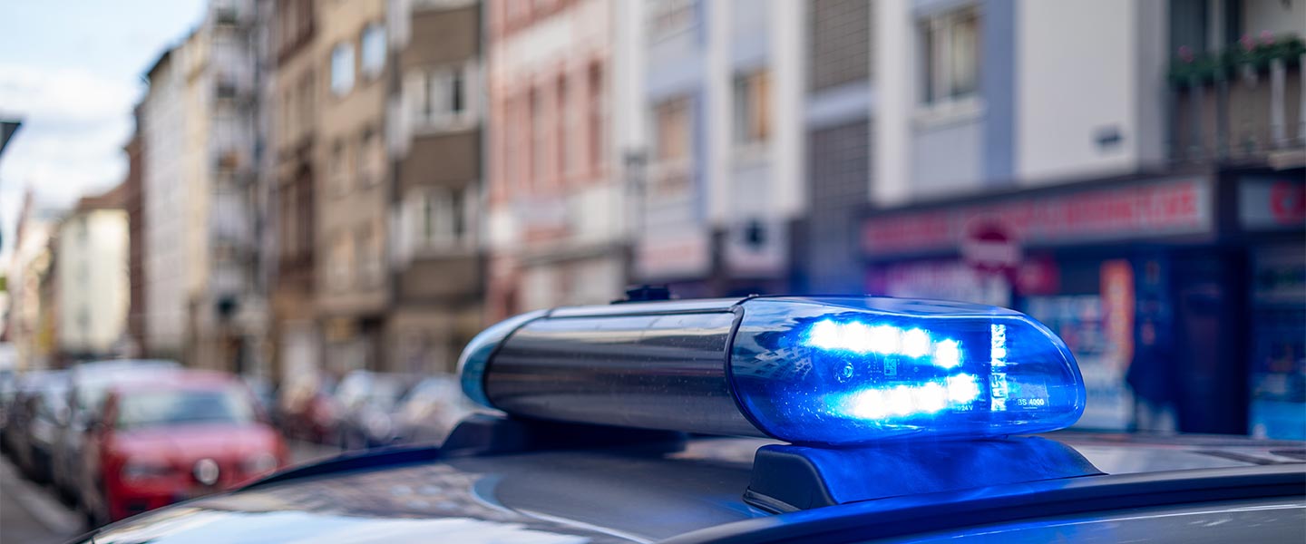 moderne Blitzer-Anlage am Straßenrand