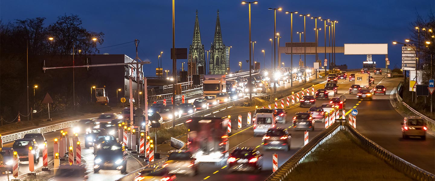 moderne Blitzer-Anlage am Straßenrand