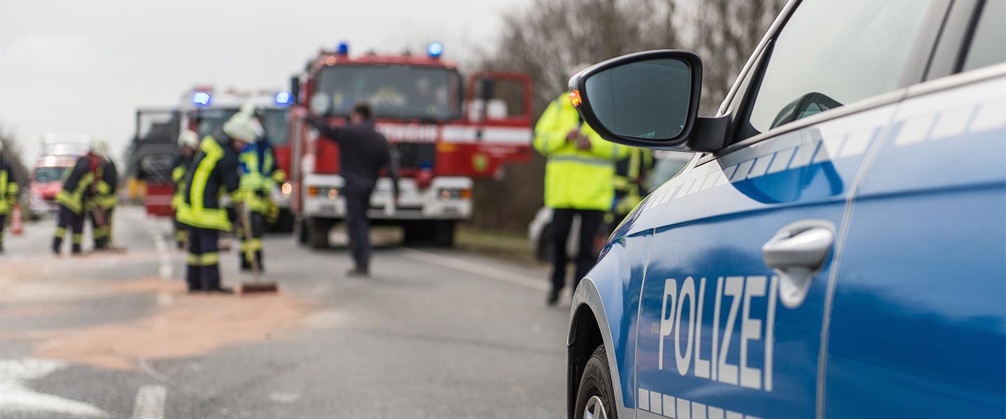 moderne Blitzer-Anlage am Straßenrand