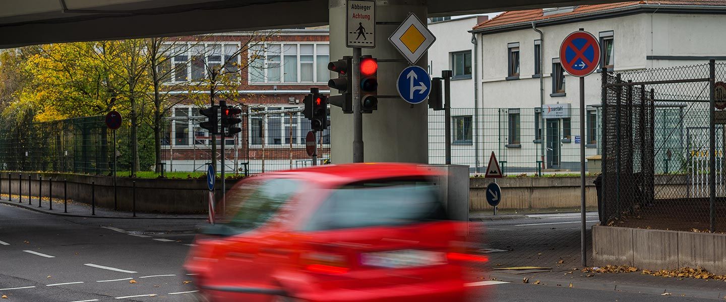 moderne Blitzer-Anlage am Straßenrand